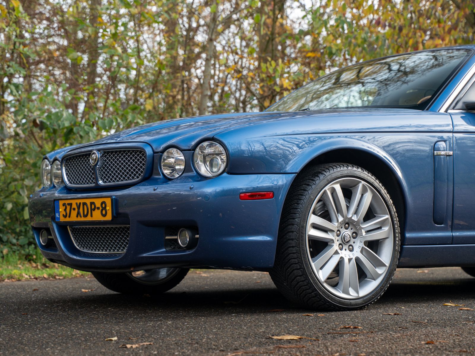 Jaguar XJ vooraanzicht laag perspectief