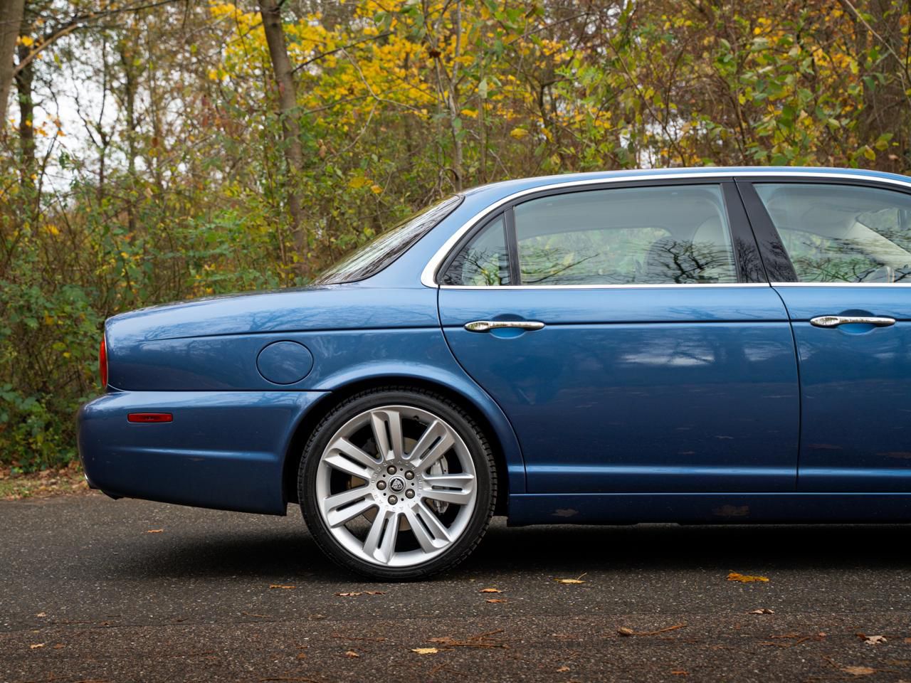 Jaguar XJ zijaanzicht achterzijde