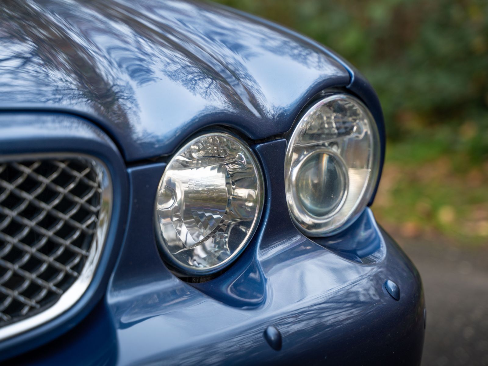 Jaguar XJ koplampen close-up