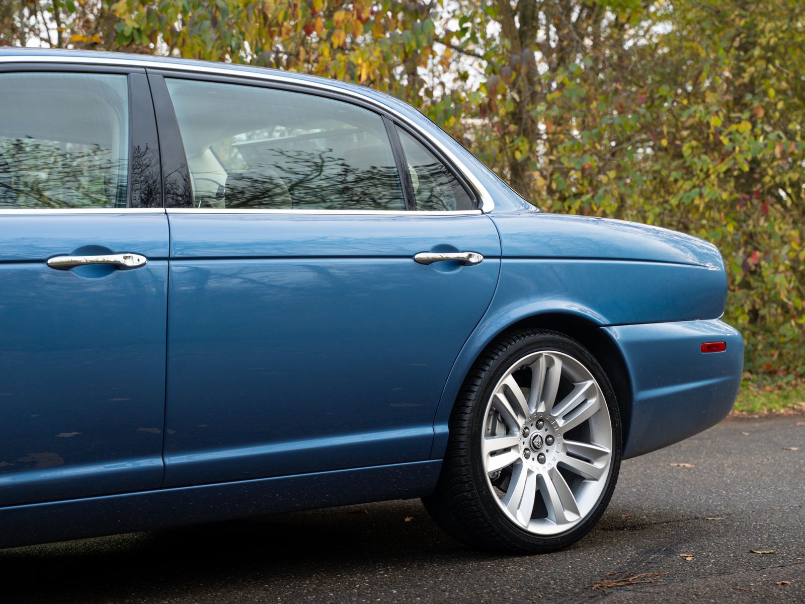 Jaguar XJ profiel laag perspectief