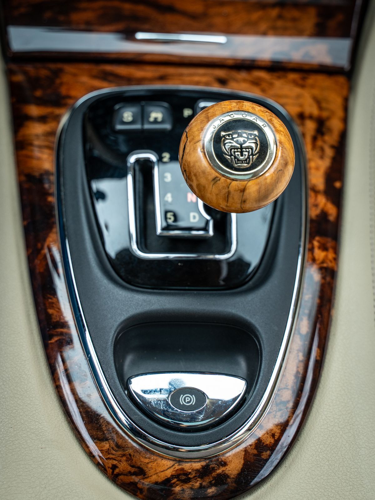 Jaguar XJ middenconsole met houten pook